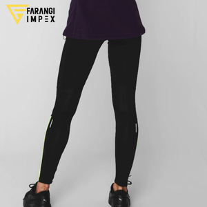 Leggings de yoga para mujer de poliéster y elastano negros con detalles de neón, paneles en la pantorrilla, elásticos, resistentes al sudor, para correr y entrenar. - Product Image 5