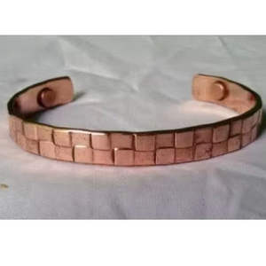 Brazalete Abierto Ajustable Hecho a Mano de Primera Calidad, Joyería Artesanal de Cobre y Latón, Regalo para Hombres y Mujeres - Product Image 1