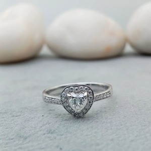 Anillo de Compromiso Solitario Clásico Personalizado de Plata 10K/18K con Corazón, Moissanita VVS Cultivada en Laboratorio, Lujoso, Chapado en Rodio 100% - Product Image 1