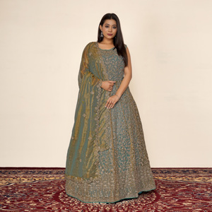 ชุดเลเฮนกาผ้าไหมเฟนดี้สุดหรูหรา ปักลายดิ้นทองและเลื่อมอย่างประณีต เหมาะสำหรับงานแต่งงาน งานพรอม งานเลี้ยงริมชายหาด หรืองานเฉลิมฉลองต่างๆ ความยาวระดับพื้น สำหรับผู้หญิง - Product Image 1