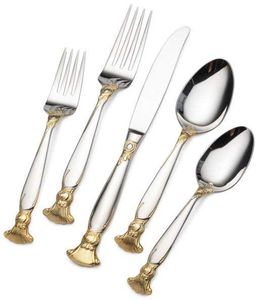 Elegante juego de cubiertos de metal con acabado pulido, ideal para eventos de comedor formal y servicio de catering. - Product Image 1