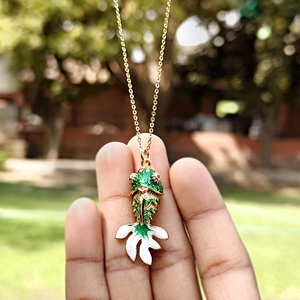 Colgante articulado de latón chapado en oro de 18k con esmalte cloisonné verde de pez koi y pequeños ojos de circonita cúbica, collar tradicional de la suerte y la prosperidad. - Product Image 5