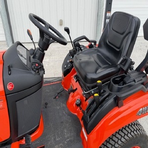 Tractor compacto Kubota BX1880 de alta capacidad y precio accesible con cargador frontal, listo para envío inmediato. - Product Image 1