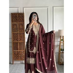 Conjunto de Traje de Satén de Diseñador con Bordado de Múltiples Agujas para un Look Festivo - Product Image 3