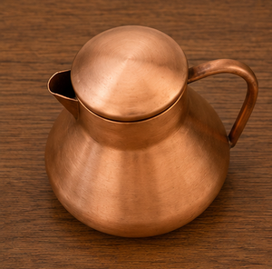 Carafe à eau en cuivre avec couvercle, design vintage, vaisselle écologique pour la salle à manger, pichet de luxe pour la santé ayurvédique, cuivre contemporain - Product Image 3