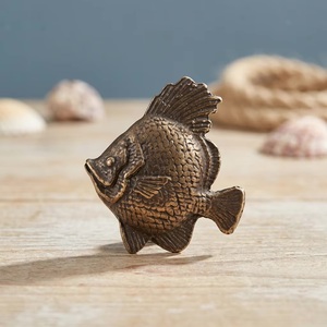 Poignée de meuble en forme de poisson en bronze, design original, style côtier, durable - Product Image 1
