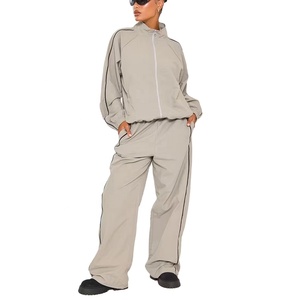 Conjunto Deportivo de 2 Piezas para Mujer, Talla Grande, Chaqueta Cortavientos y Pantalones Jogger, Transpirable, para Entrenamiento - Product Image 1