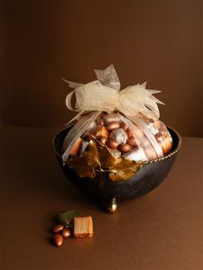 ชามช็อกโกแลตโลหะสีน้ำเงินและสีทองสุดหรู พร้อมฝาปิดประดับตกแต่งอย่างสวยงาม สำหรับใส่ขนมหวานในงานเทศกาลและใช้สำหรับจัดแสดง - Product Image 3