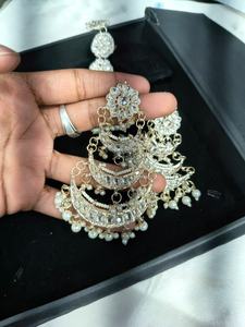 ต่างหูแบบจัมก้าทรงโคมระย้าประดับมุกเทียมเพชรซิร์คอน ชุบทองคุณภาพสูง ทำจากโลหะผสมสังกะสี ดีไซน์แบบดั้งเดิม สีชมพู พร้อมเครื่องประดับศีรษะแบบมงติกก้า - Product Image 4