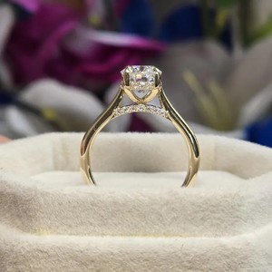 Anillo de compromiso vintage estilo catedral con moissanita de corte ovalado de 2 quilates y halo oculto, ideal para regalo - Product Image 4