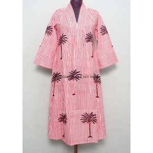 Robe décontractée mi-longue trapèze pour femme, faite main, moderne, col en V, imprimé floral au bloc, en coton écologique, respirante et lavable - Product Image 1