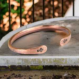 Brazalete Floral de Cobre, Diseño Rústico Hecho a Mano, Joyería Metálica - Product Image 3