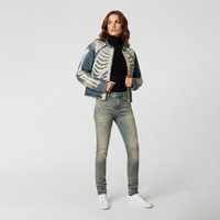 Veste en jean vintage délavée personnalisée avec imprimé graphique intégral, fermeture éclair, style streetwear décontracté, pour un confort unisexe.