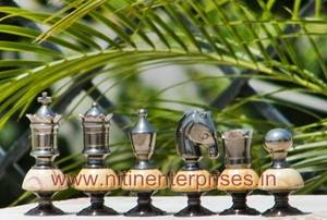Piezas de Ajedrez de Latón de Lujo con Base de Madera, Diseño Real para Jugar, Unisex - Product Image 3