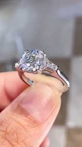 Anillo de Tres Piedras de Moissanita Brillante de 8MM con Corte Redondo, Plata de Ley 925 Original, Regalo Perfecto para Deseos de Boda o para Amigos - Product Image 2