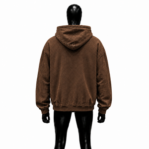 Sweat-shirt à capuche marron avec lettrage graffiti blanc audacieux, texturé, coupe oversize, style streetwear, mode urbaine décontractée - Product Image 2