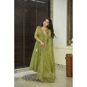 Ensemble haut-bas et dupatta orange de créateur SRK avec broderie pour les robes de soirée, taille M - Product Image 2