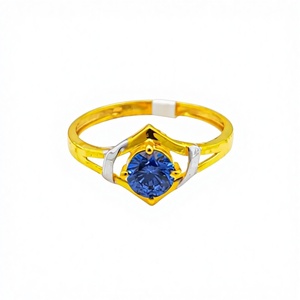 Este diseño presenta una piedra azul llamativa y una estética bicolor. Aquí están los detalles optimizados para su oro macizo de 22 quilates. - Product Image 1