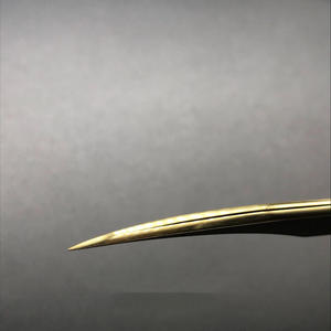 Pince à épiler RMI en acier inoxydable, poignée unie, finition dorée plasma, durable, 10 mm, pour extensions de cils, avec 2 pointes différentes pour cils - Product Image 5