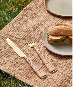 Juego de cubiertos bohemios con mangos de bambú tejido, acabado en oro mate, aptos para lavavajillas, para uso en mesas de boda. - Product Image 2