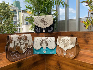 Vente en gros 2024 gravés au laser Buckin Horses en cuir suédé sacs à main au point de bottes pour femmes Western Hair On Cowhide Designer Purses - Product Image 4