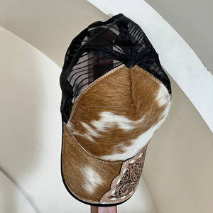 Gorra de camionero de cuero repujado artesanal estilo western con diseño floral y malla trasera grande para hombres y mujeres, uso diario - Product Image 3
