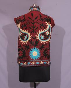 Veste en tissu TNT brodée de fleurs faite à la main – Manteau artisanal pour mariage, fête et occasions festives. - Product Image 5