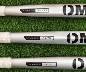 ไม้ฮอกกี้สนามขนาดเล็กพร้อมโลโก้สั่งทำพิเศษ คุณภาพสูง ผลิตจากคาร์บอนคอมโพสิต ให้ประสิทธิภาพเหมือนเล่นบนพื้นน้ำแข็ง สำหรับเด็กและเยาวชน ยี่ห้อ Red Mark Sports - Product Image 2