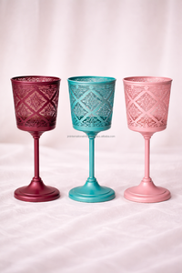 เชิงเทียนโลหะสลักลายพร้อมขาตั้งยาว – ชุด 3 ชิ้น (สีแดงเลือดหมู สีชมพู และสีเขียวอมฟ้า) - Product Image 2