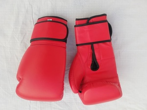 Nouveaux Gants de Boxe Sanda Professionnels en PU Rouge Authentique 12oz avec Logo Personnalisé, Moulage à la Machine, Fermeture Auto-agrippante Ajustable et Extensible - Product Image 3