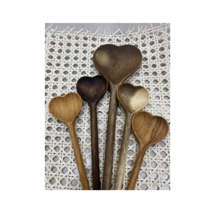 Cuillères en bois sculptées à la main en forme de queue de baleine, finition alimentaire, parfaites pour la cuisine, le service ou la décoration de cuisine sur le thème de l'océan. - Product Image 5