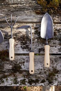 Cultivador de jardín de tres puntas con mango de madera, herramienta de acero resistente para aflojar la tierra - Product Image 4