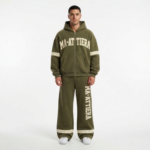 Conjunto de Sudadera con Cremallera y Pantalones Anchos Color Verde Oliva para Hombre, con Detalle de Banda en Contraste y Tachuelas, Estilo Urbano, Personalizable OEM ODM - Product Image 1