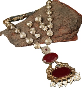 Conjunto de Collar Largo y Pendientes de Latón Oxidado Chapado en Oro Antiguo con Motivo de Amantes, Piedra Roja Bohemia y Cristal, para Compromiso de Mujer - Product Image 1