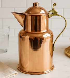 Carafe à eau géométrique stylisée en métal doré, au design moderne et aux formes angulaires, disponible au prix de gros. - Product Image 2