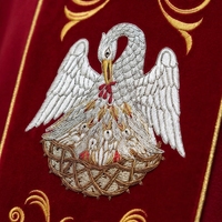Chasuble Liturgique Rouge avec Symboles Chrétiens Brodés Or, Vêtement Sacerdotal Catholique pour Adulte, Tenue de Culte d'Église Haut de Gamme
