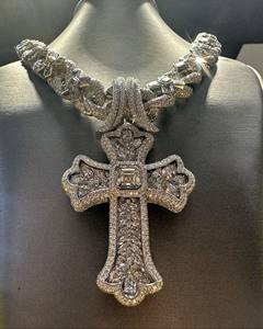 Colgante Cruzado Iris de Moissanita con Corte Marquesa de Plata 925, Obra Maestra Artesanal Personalizada, Símbolo de Infinito, Cadena Cubana - Product Image 3