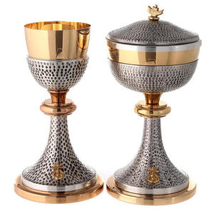 Calice et ciboire magnifiques en laiton couleur or, également personnalisables avec un design gravé. Le calice est fait main en laiton de haute qualité pour l'église. - Product Image 4