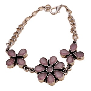 กำไลข้อมือแฟชั่นสำหรับผู้หญิง ดีไซน์ดอกไม้สีชมพู ประดับลูกปัดทองเหลืองโบราณแบบออกซิไดซ์ ตกแต่งขอบอย่างสวยงาม เหมาะสำหรับงานปาร์ตี้ - Product Image 1