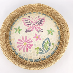 Bandeja de ratán hecha a mano con incrustaciones de concha de capiz, bandeja decorativa estilo boho para servir, decoración para el hogar, para mesa, de Vietnam. - Product Image 2