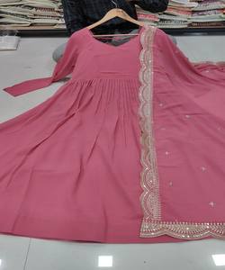 ชุดคุर्ติผ้าฝ้ายเรียบสไตล์โมเดิร์น พร้อมผ้าคลุมไหล่ปักลายเลื่อม งานปักมือ สำหรับใส่ลำลอง มีสินค้าพร้อมส่ง เสื้อผ้าชาติพันธุ์ สีชมพู - Product Image 3