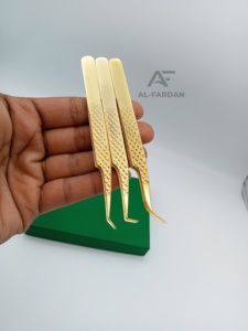 Pince à cils plaquée or 24 carats, à pointe en fibre courbée à 45 et 90 degrés, robuste, avec option de logo personnalisé - Product Image 2