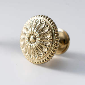 Boutons en laiton uniques conçus pour les meubles sur mesure, les armoires et les tiroirs, décoration intérieure distinctive - Product Image 4