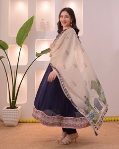 Presentando la Nueva Colección de Diseñador: Traje de Crepé Azul Marino Noor-e-bagh con Detalles Hechos a Mano - Product Image 2