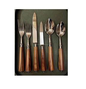 Cubiertos de metal tradicionales con mango de madera para uso en restaurantes que proporcionan calidad profesional y textura de madera natural - Product Image 5