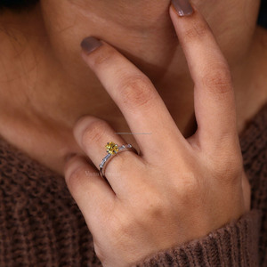 Anillo de diamante cultivado en laboratorio con corte de cojín amarillo elegante Promesa de compromiso única para mujer con diamantes Baguette laterales Joyería Premium - Product Image 4