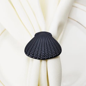 Los servilleteros metálicos pueden reflejar suavemente la luz de las velas, mejorando el ambiente durante las cenas nocturnas. - Product Image 2