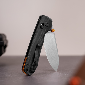 Cuchillos plegables con mango de textura negra, hoja de punta caída con acabado stonewashed plateado y clip de bolsillo con perilla naranja para uso diario al aire libre - Product Image 3