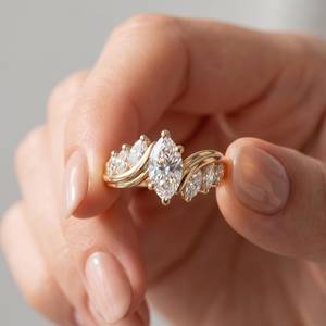 Anillo de banda cruzada con diamante de corte marquesa de 1.01 quilates para mujer, de oro amarillo de 14k, cultivado en laboratorio, ideal para compromiso, fiestas y ocasiones especiales. - Product Image 2
