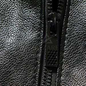 Veste d'hiver confortable en cuir à capuche avec une sensation légère et un intérieur chaud et protecteur - Product Image 5